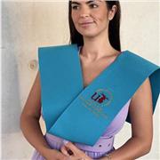 Profesora imparte clase a niños de infantil y primaria